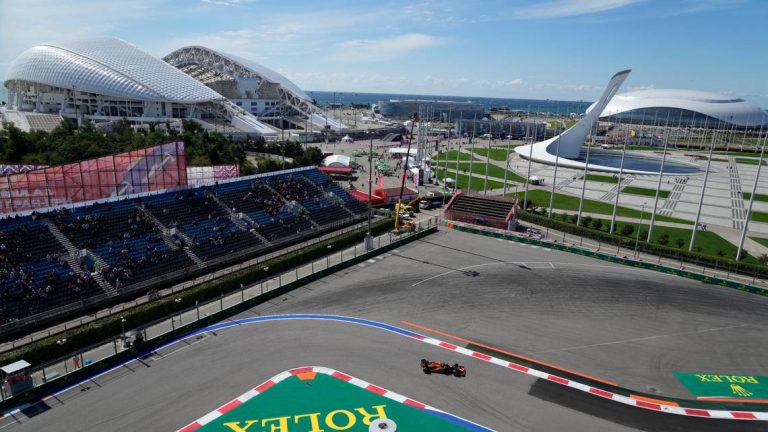 ‘Mercedes’ ātrākie Krievijas Grand Prix pirmajos treniņos