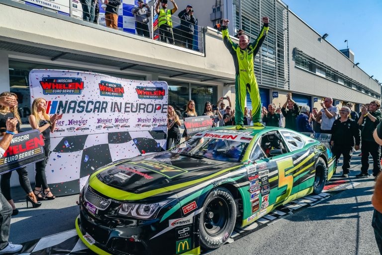 Žaks Vilnēvs pirmoreiz uzvar NASCAR un apiet nodokļus