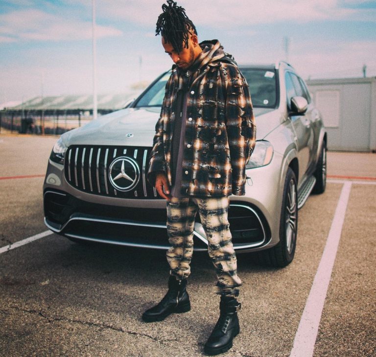 Jauni ķiveru krāsojumi un Amerikai pieskaņota mode – F1 braucēji ierodas Teksasā