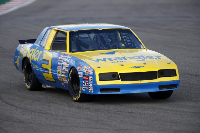 Rikjardo pie 1984. gada Deila Ērnharda NASCAR mašīnas stūres