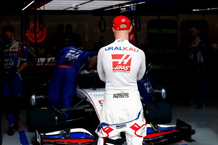 F1 treniņi Katarā - Mazepins 'Haas' boksos