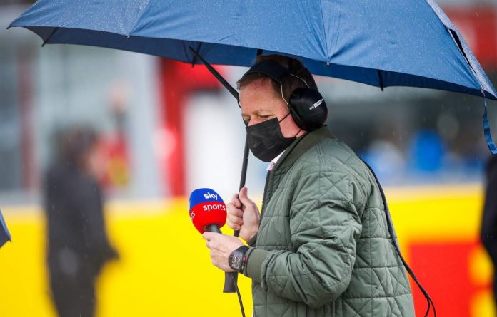 martin-brundle-under-an-umbrella-planetf1