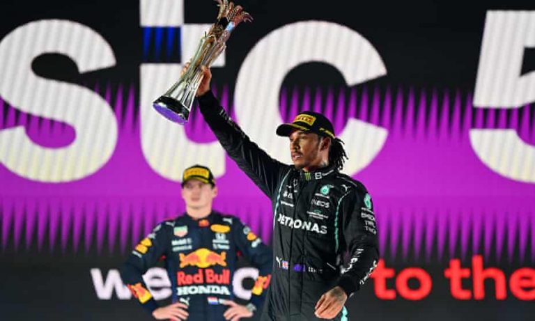 Hamiltons izlīdzina čempionāta punktus haotiskā Saūda Arābijas Grand Prix