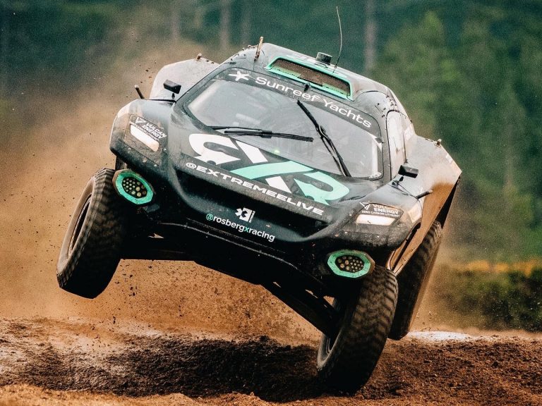 Hamiltonam vilšanās arī Extreme E – viņa komanda piekāpjas Rosberg X Racing