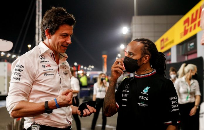 toto-wolff-lewis-hamilton-talk-qatar-planetf1