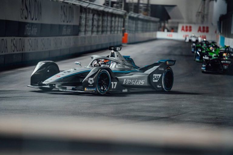Džiovinaci neizteiksmīga debija Formula E, ‘Mercedes’ sāk ar dubultuzvaru