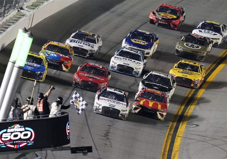 Par Daytona 500 uzvarētāju kļūst sezonas debitants Sindriks