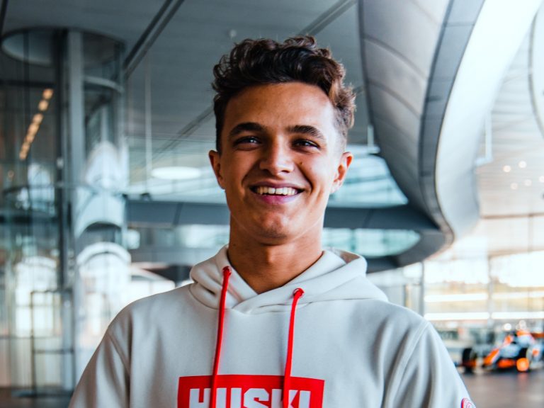 Lando Noriss pagarina līgumu ar ‘McLaren’