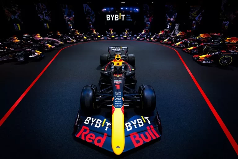 Red Bull komandu ar 130 miljoniem eiro sponsorēs kriptovalūtu platforma