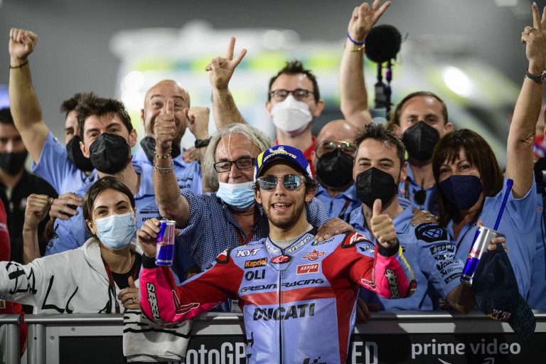 Bastianini pārsteidz ar pirmo uzvaru, godinot pāragri mūžībā aizsaukto Gresini