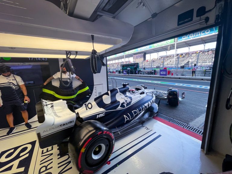 Gazlī apstājas boksu celiņā Saūda Arābijā, treniņos ātrākais Leklērs