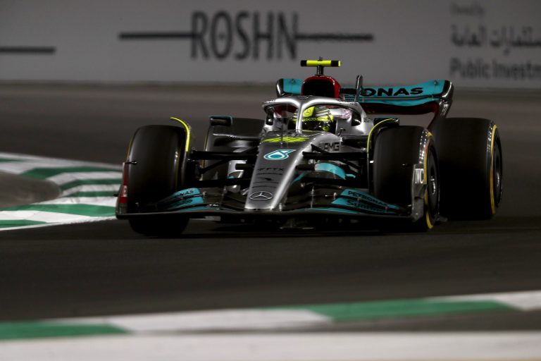 Hamiltons Saūda Arābijā kvalificējas tikai 16. vietā, Šūmaheram smaga avārija, Peresam pole position