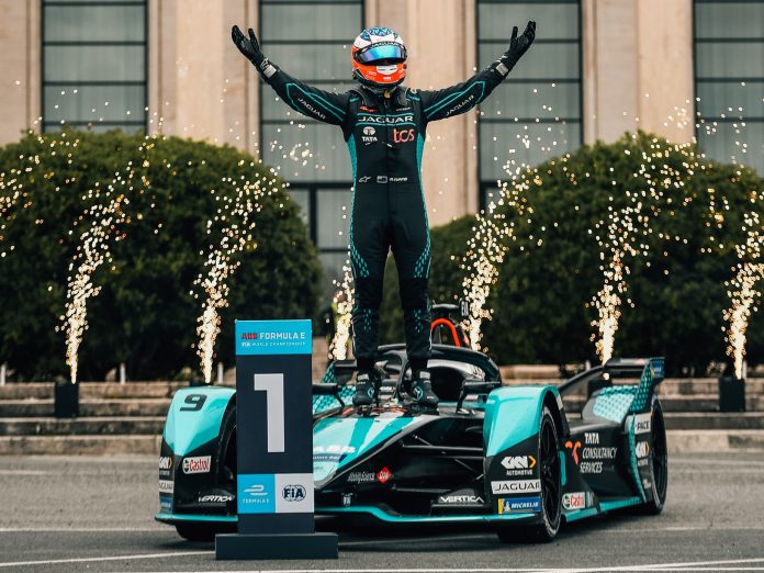 Mičs Evanss uzvar Formula E sacīkstēs Romā