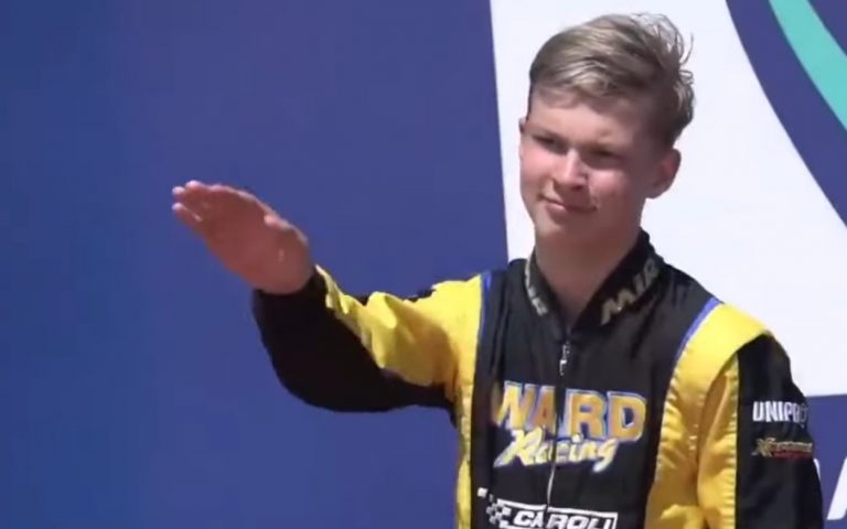 Krievu kartinga braucējs uz pjedestāla parāda nacistu sveicienu, FIA uzsāk izmeklēšanu (+ video)