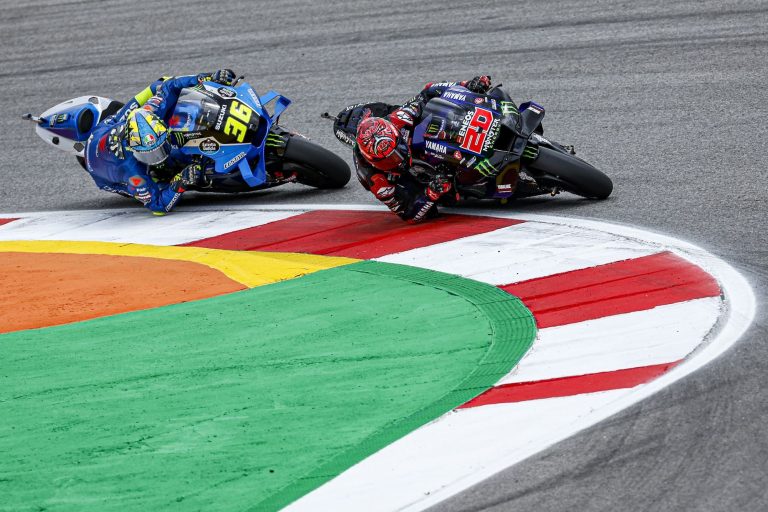 Čempions Kvartararo izcīna pirmo MotoGP uzvaru šosezon