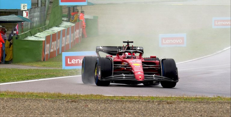 Leklērs trīsreiz saslīd, bet uzstāda ātrāko rezultātu slapjā trasē