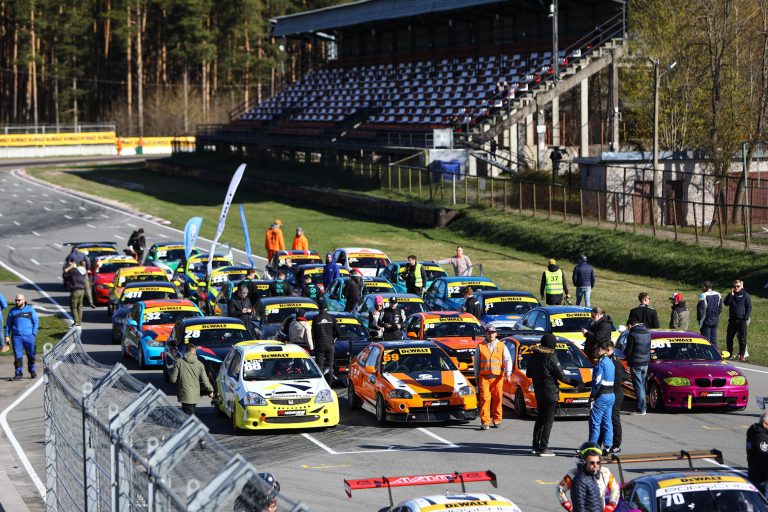 Valters Zviedris uzvar BMW 325 CUP atklāšanas posmā