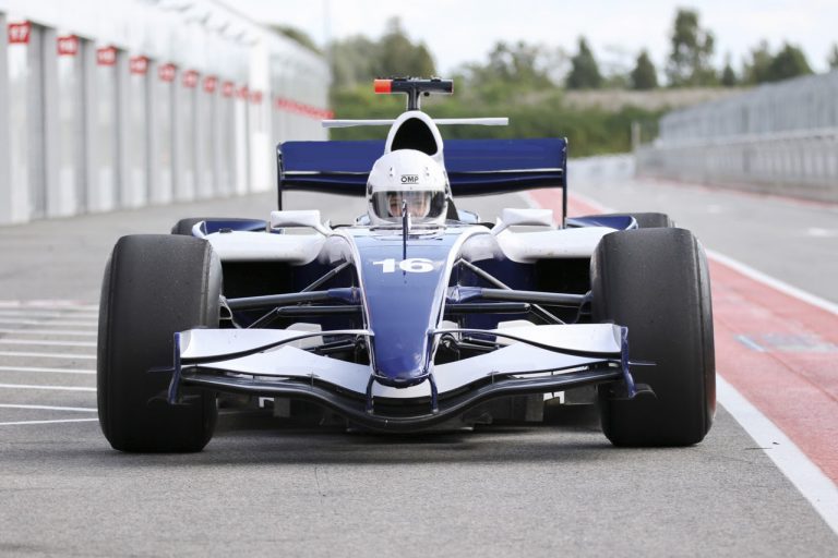 Unikāla iespēja – brauciens ar F1 mašīnu!
