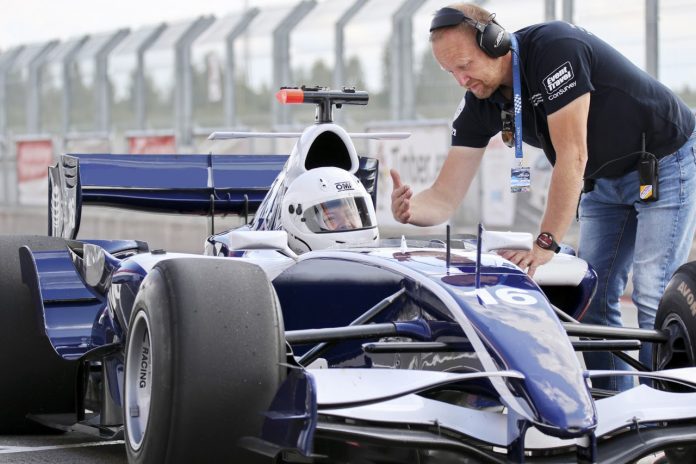 Brauciens ar Formula 1 mašīnu