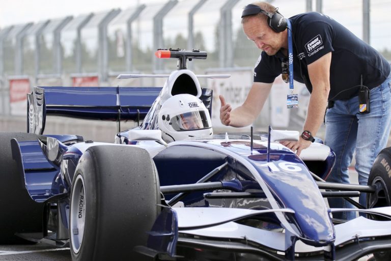 Piesakies! Brauciens ar Formula 1 mašīnu