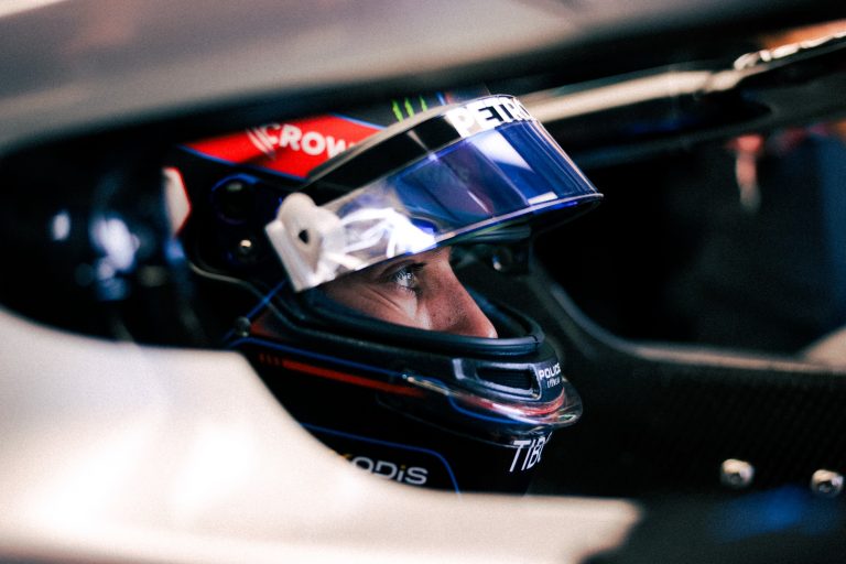 Rasels apliecina ‘Mercedes’ progresu, Verstapenam un Saincam problēmas