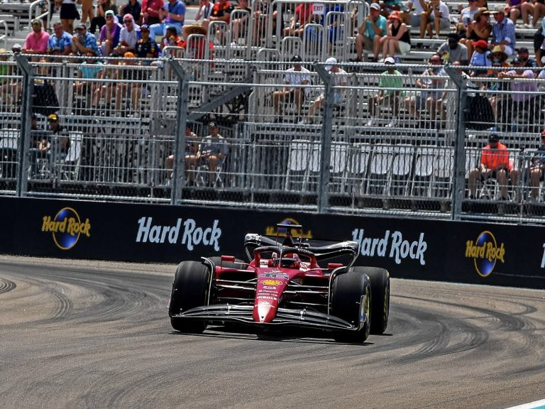 Treniņi Maiami uzsākti ar Botasa avāriju un Leklēru pirmajā vietā