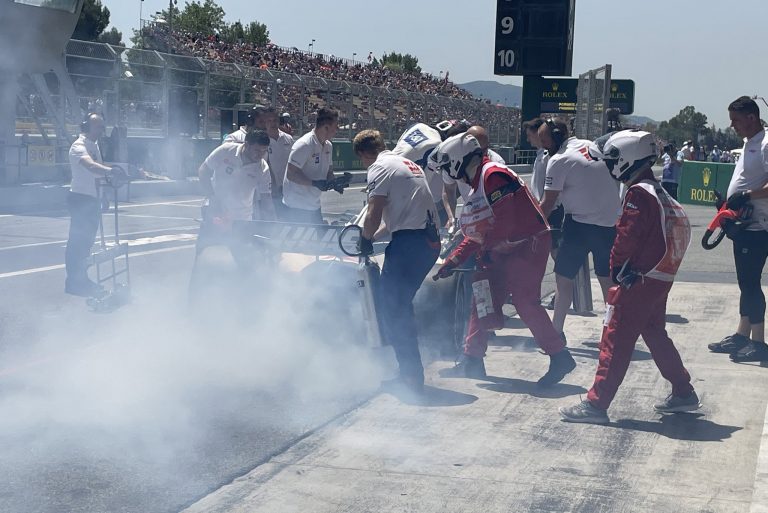 Šūmahera mašīna aizdegas, ‘Ferrari’ joprojām ātrākie
