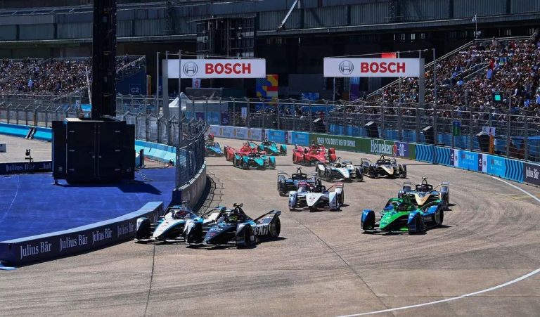 Otrajā sacīkstē Berlīnē uzvar ‘Mercedes’ pilots De Vrīss