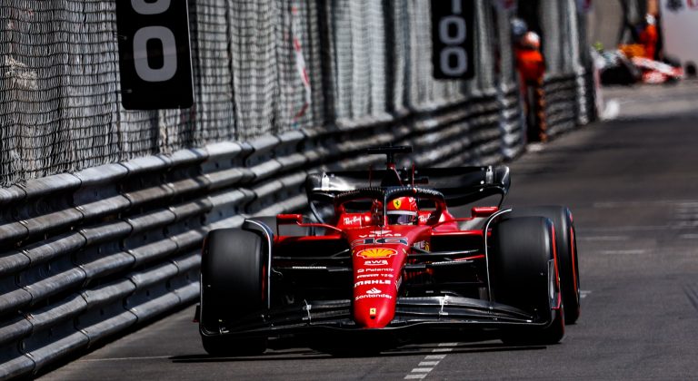 Leklērs uzvar Monako GP kvalifikācijā, Peress un Saincs avarē