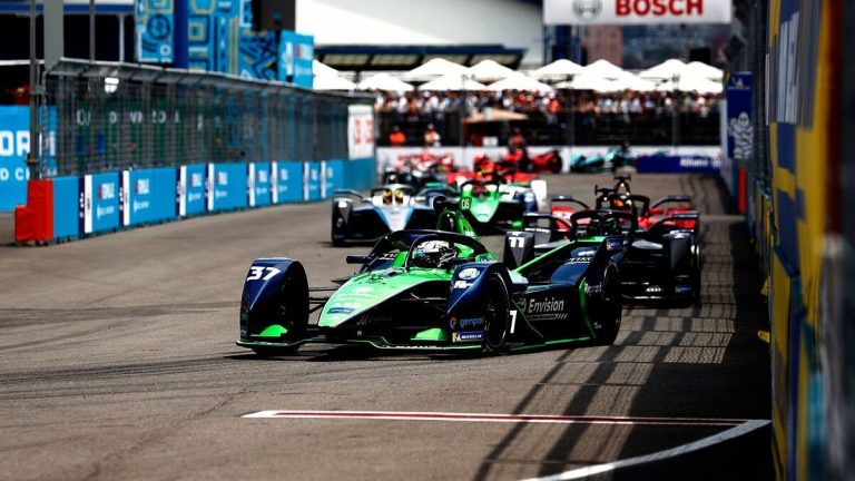 ‘Formula E’ sacīkstēs Ņujorkā uzvar Kesidijs un Da Kosta