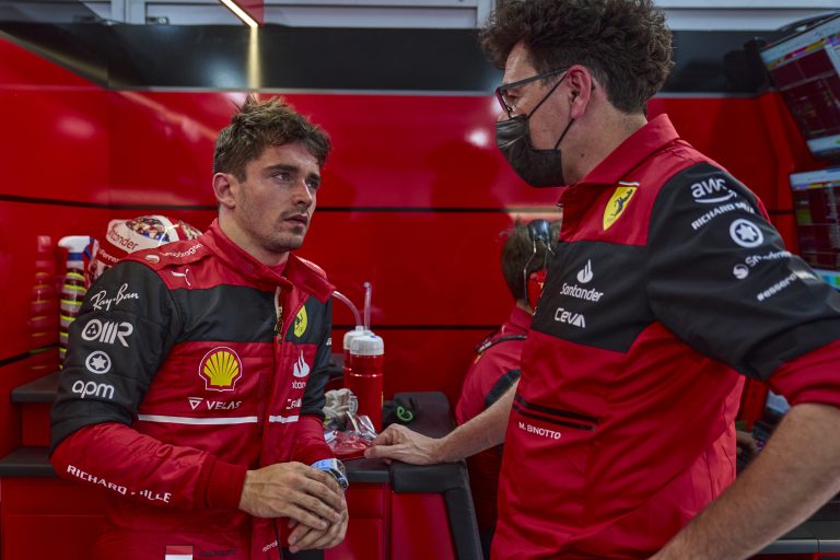 ‘Ferrari’ stratēģiski pieveic Verstapenu kvalifikācijā Francijā