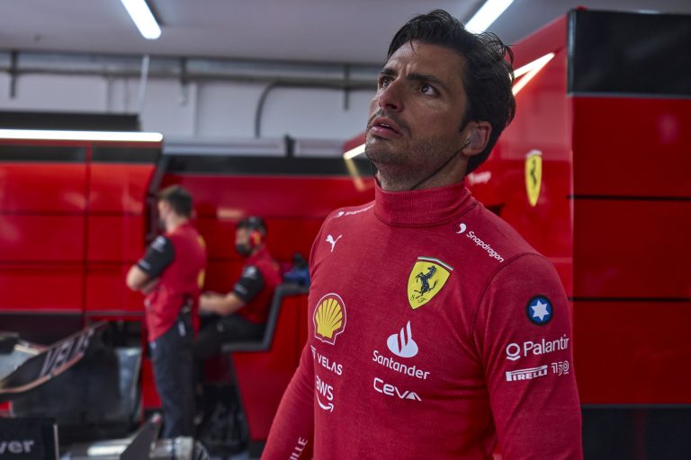 ‘Ferrari’ komanda izskaidro Sainca radio saziņas patiesās nianses