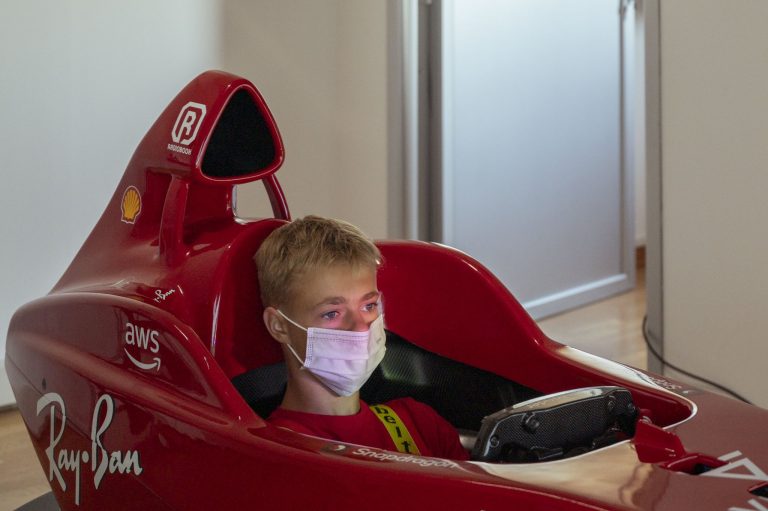 Latvietis Štolcermanis nonācis ‘Ferrari’ jauno braucēju akadēmijas uzmanībā