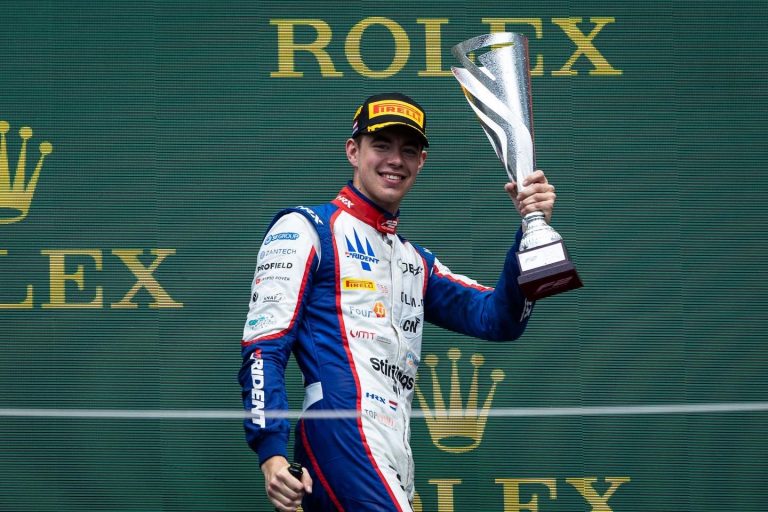 Ačgārnā F2 sacīkstē Austrijā stratēģisks triumfs Veršoram, titula kandidāti paliek bešā [PAPILDINĀTS]