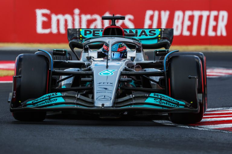 Rasels pārsteidz ar karjeras pirmo pole position, Verstapens tikai desmitais