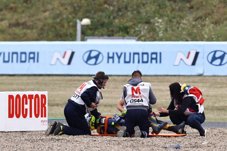 Motosportists simulē savainojumu, lai apturētu sacīkstes