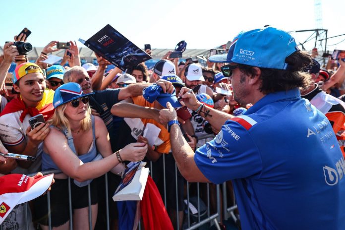 Fernando Alonso brauks Aston Martin