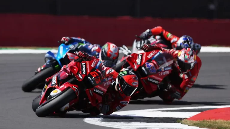 Bagnaia notur aizmugurē Vinjalesu un uzvar ‘MotoGP’ posmā Silverstounā