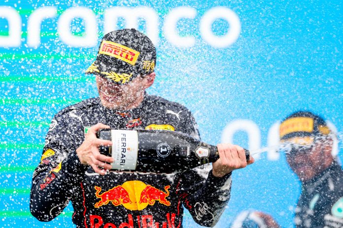 10 interesanti fakti par Ungārijas GP - Verstapens izbauda uzvaras šampanieti
