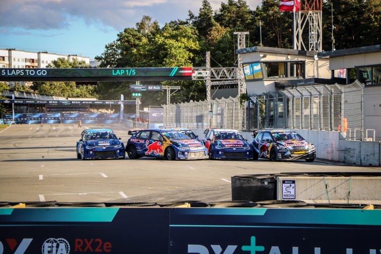 ‘World RX’ pirmajā dienā Biķernieku trasē uzvar Kristofersons