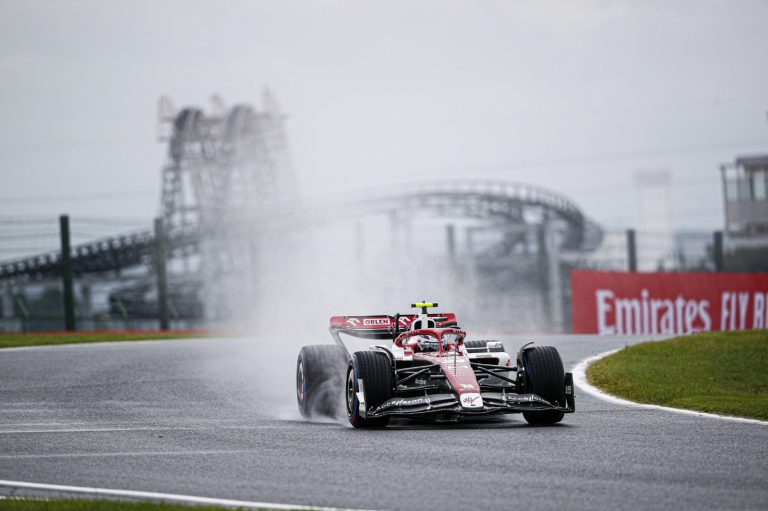 Lietus iejaucas treniņu sesijā Suzukā, Alonso uzrāda ātrāko apli