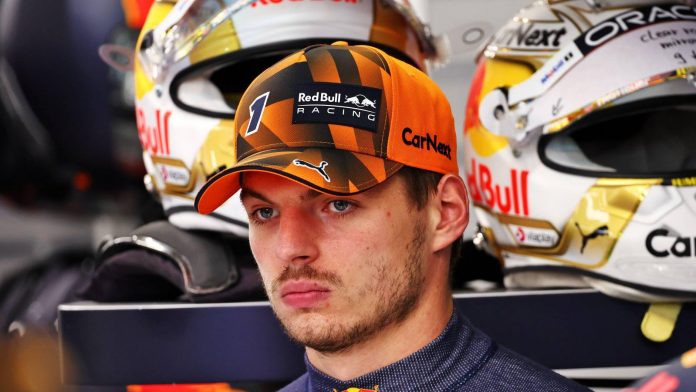 max-verstappen-red-bull-garage-stern-face-singapore-2022-planetf1