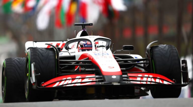 Rasela kļūda un lietus kvalifikācijā ļauj uzvarēt Magnusenam