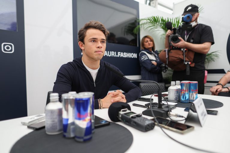 Iepazīsti F1 braucējus – Niks de Vrīss
