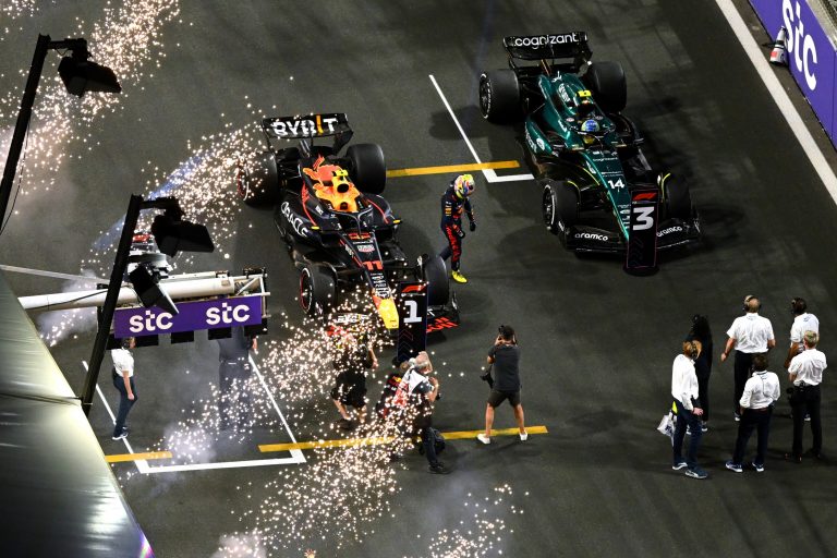 Alonso saņem sodu, uz pāris stundām zaudē pjedestālu, bet atgūst trešo vietu