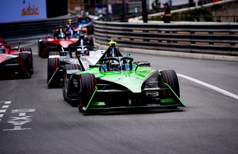 Kesidijs uzvar no devītās pozīcijas ‘Formula E’ posmā Monako