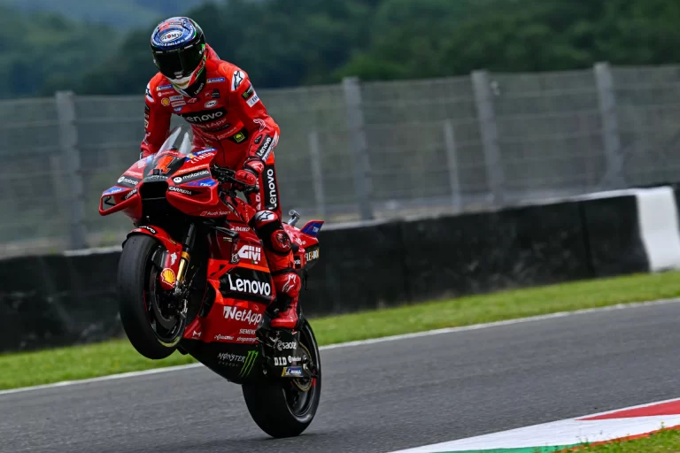 Bagnaia uzvar ‘MotoGP’ sprinta sacīkstē, Rinss kritienā lauzis kāju