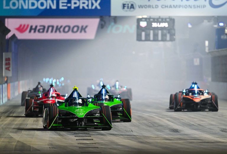 Lietus sacīkstē Londonā ‘Formula E’ komandu titulu izcīna ‘Envision’