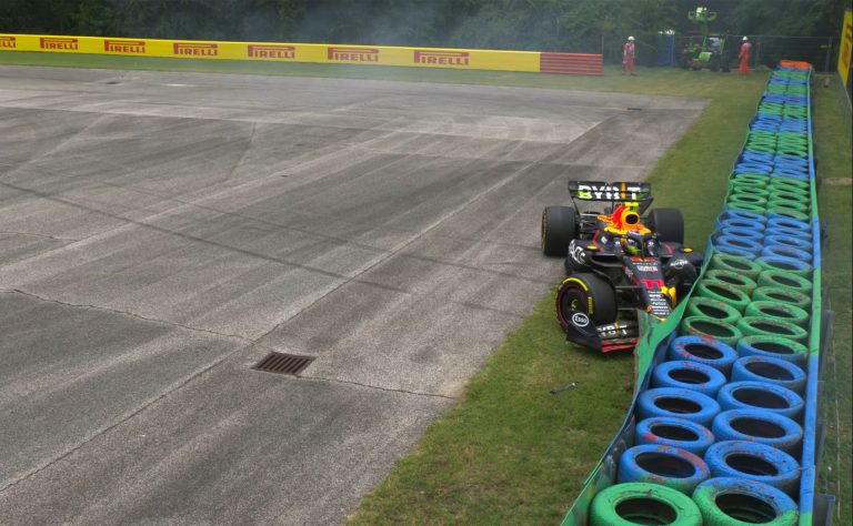 Pirmais treniņš aizrit slapjā trasē, Peress un Saincs avarē