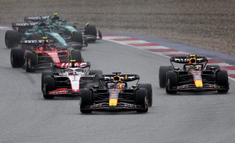 Žūstošā trasē ‘Red Bull’ sprintā pacīnās, bet gūst dubultuzvaru